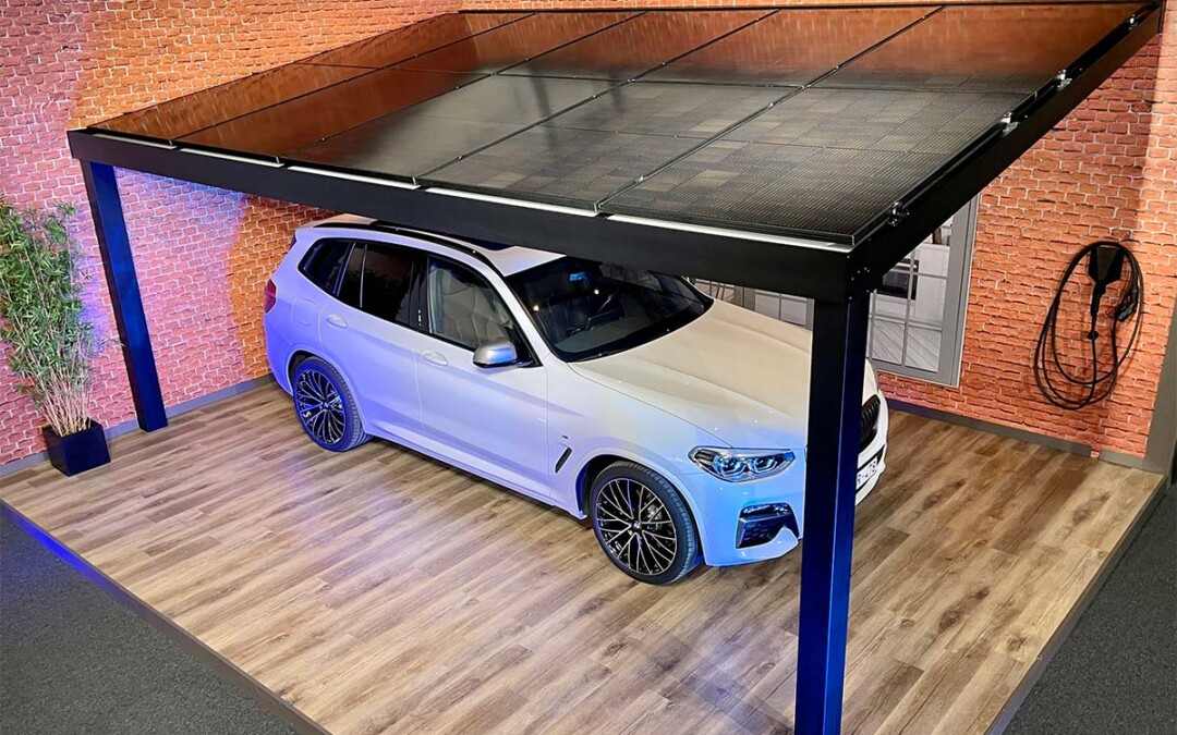 Carport aluminium solaire avec panneaux photovoltaïques sur le toit qui protège une voiture blanche électrique dans un showroom Verandair