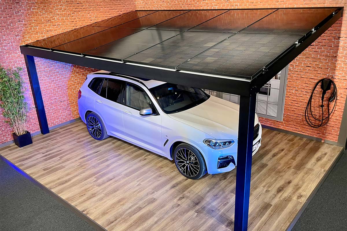 Carport aluminium solaire avec panneaux photovoltaïques sur le toit qui protège une voiture blanche électrique dans un showroom Verandair