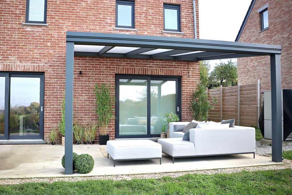 Pergola toit fixe avec fauteuil gris