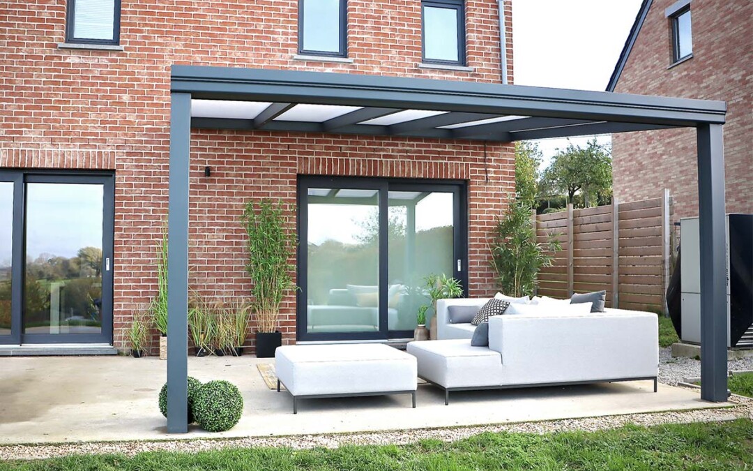 Pergola toit fixe avec fauteuil gris