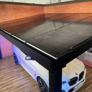 Carport aluminium solaire avec panneaux photovoltaïques sur le toit qui protège une voiture blanche électrique dans un showroom Verandair