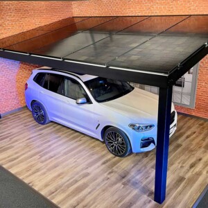 Carport aluminium solaire avec panneaux photovoltaïques sur le toit qui protège une voiture blanche électrique dans un showroom Verandair