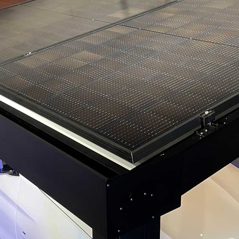 Carport aluminium solaire avec des panneaux photovoltaïques sur le toit