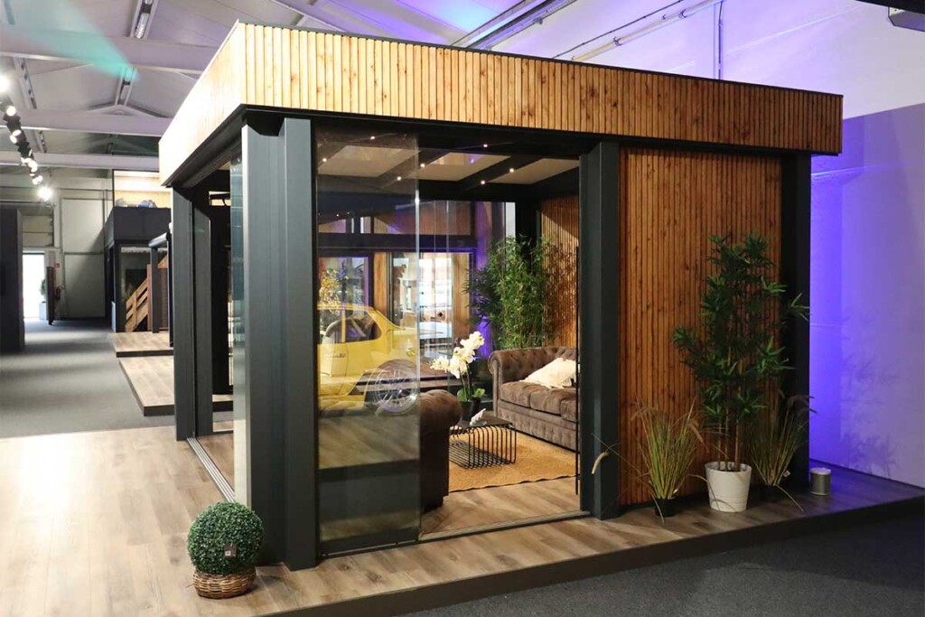 Pool House structure en aluminium et bois de qualité supérieur dans un showroom Verandair vu de coté