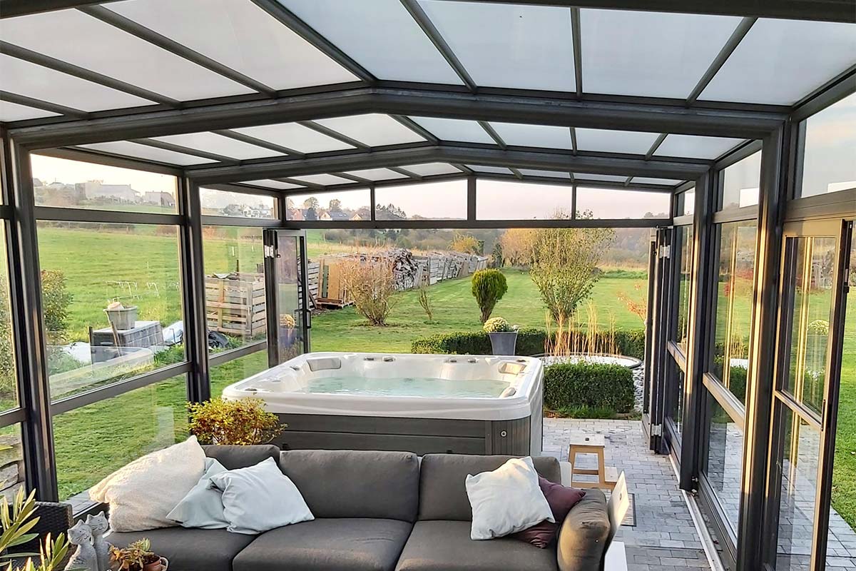 Abri jacuzzi et abri de terrasse rétractable avec vue sur le jardin