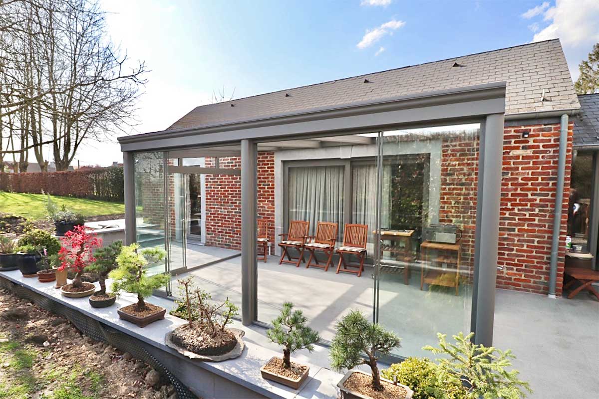 Pergola vitrée avec vue sur des bonzaï