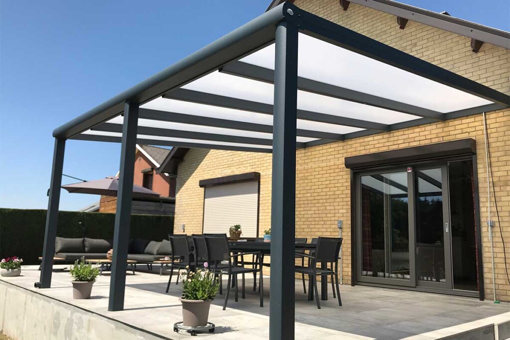 Pergola toit fixe ouverte sur une terrasse avec une table, des chaises