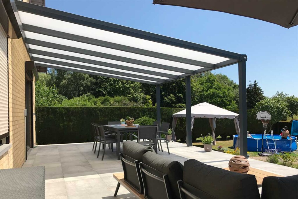 Pergola toit fixe ouverte avec vue sur le jardin, une piscine, un panier de basket et une terrasse avec une table, des chaises et un fauteuil