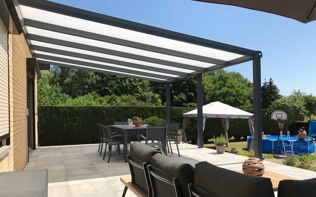 Pergola toit fixe ouverte avec vue sur le jardin, une piscine, un panier de basket et une terrasse avec une table, des chaises et un fauteuil