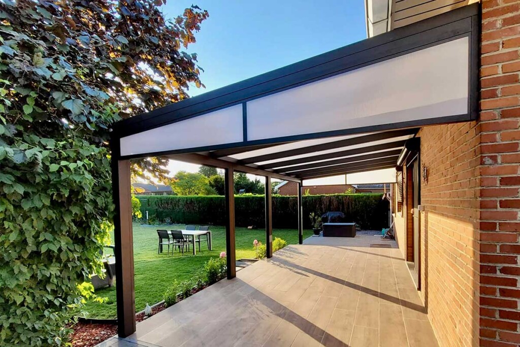 Pergola toit fixe ouverte sur un jardin