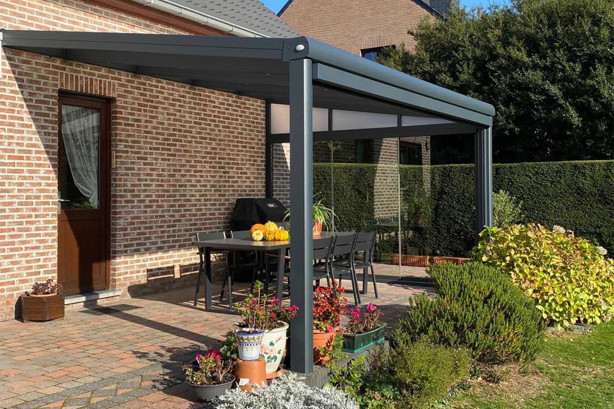 Pergola toit fixe ouverte avec vue sur un jardin fleuri