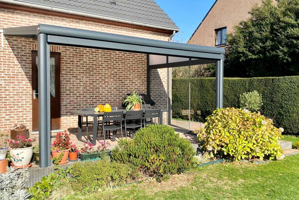 Pergola toit fixe ouverte avec vue sur un jardin fleuri