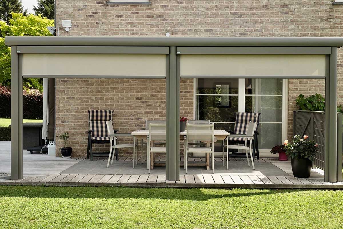 Pergola toit fixe ouverte avec des stores et une table ,des chaises