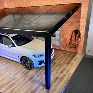 Carport aluminium solaire avec panneaux photovoltaïques sur le toit qui protège une voiture blanche électrique dans un showroom Verandair