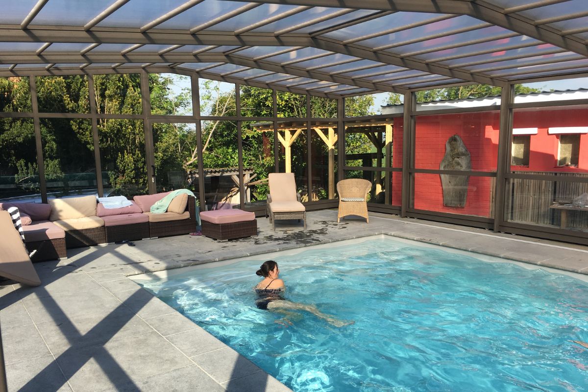 A high pool enclosure with furniture