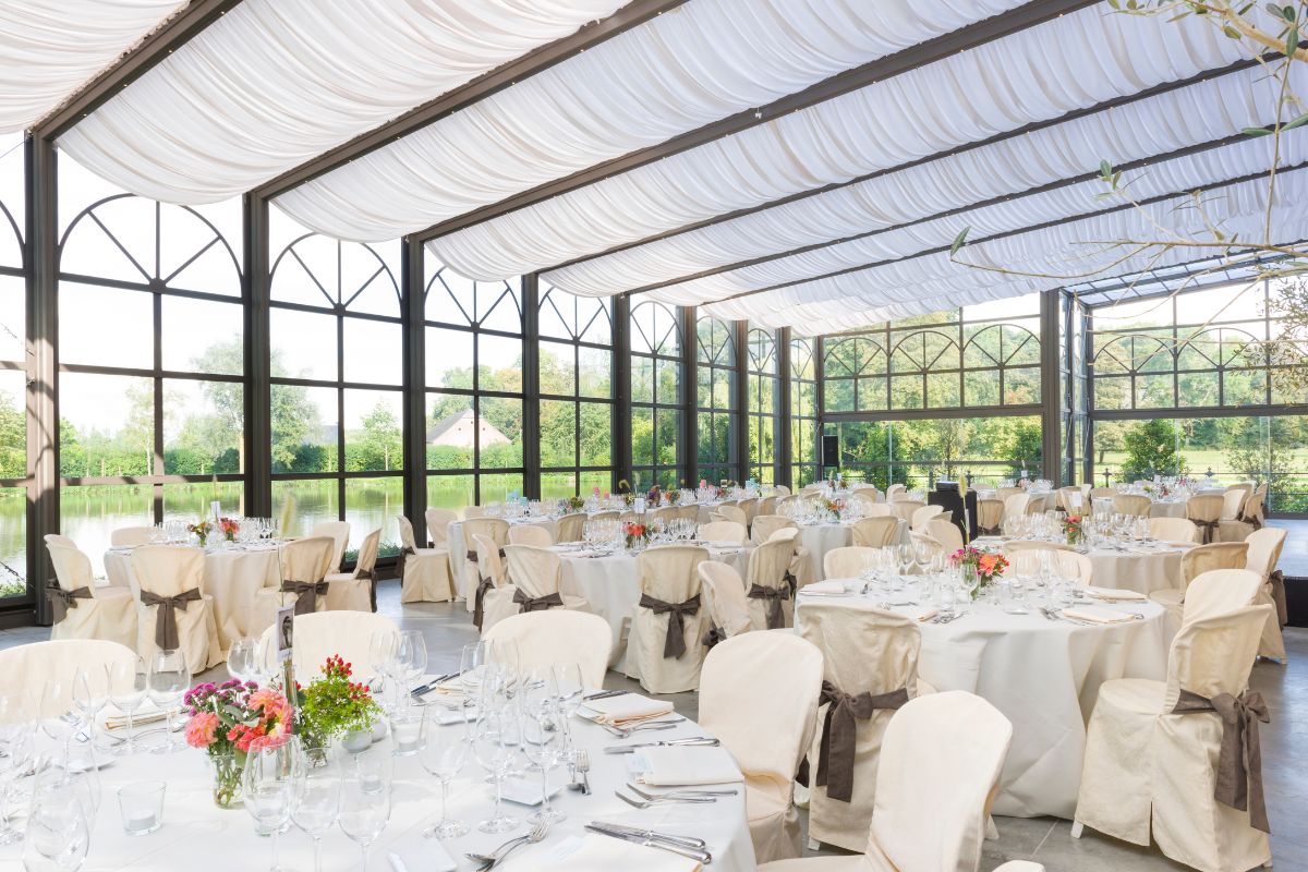 Abri de terrasse pro VERANDAIR dans une salle du château Bayard d'Eghezée