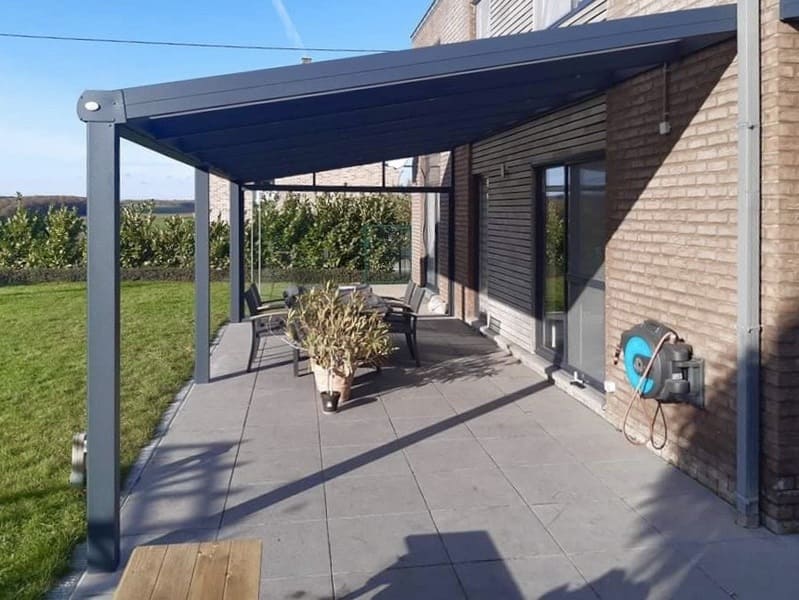 Pergola toit fixe en aluminium sur une terrasse avec une table et des chaises