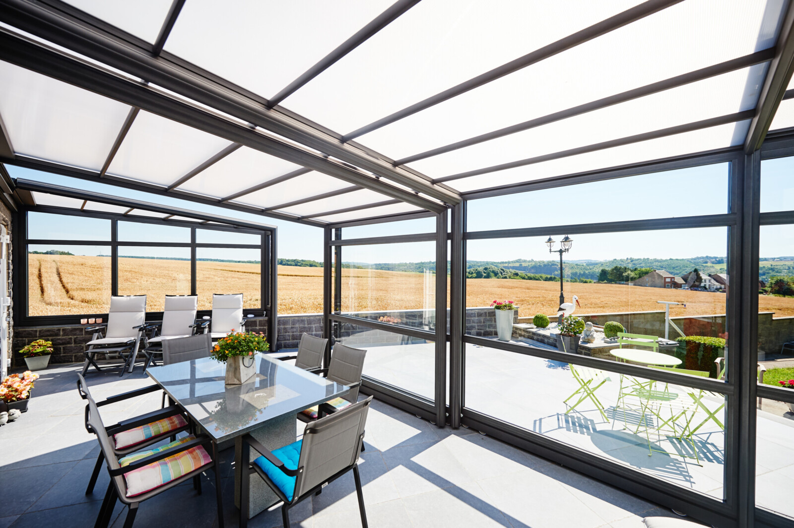 Abri de terrasse rétractable avec vue sur le jardin et les champs