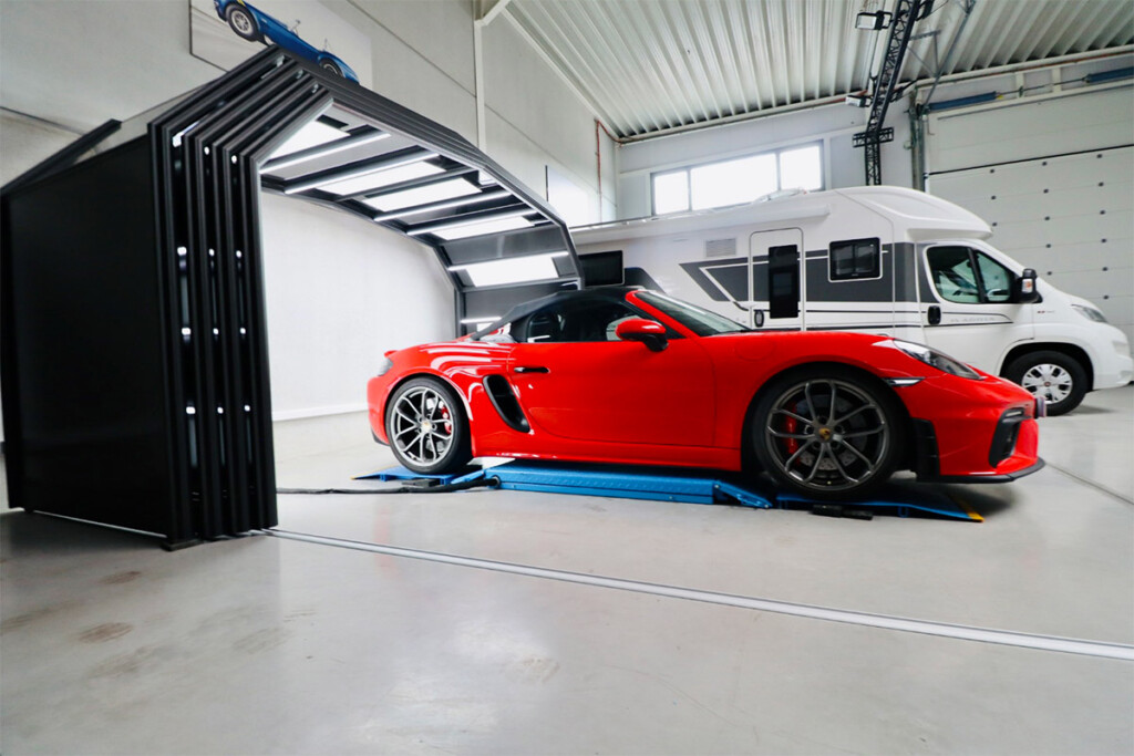 Voiture de luxe rouge à l'intérieur du Tunnel Genius. Tunnel de lumière rétractable