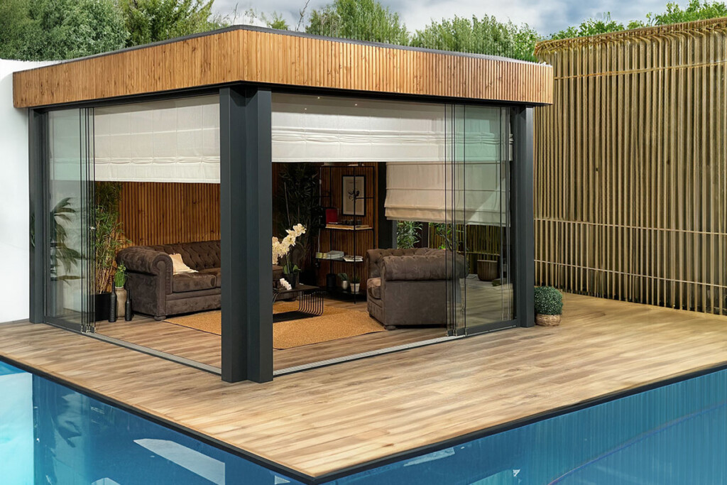 Pool house en aluminium au bord d'une piscine