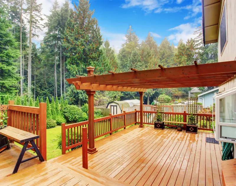 Envie de moderniser votre terrasse ? Découvrez nos astuces et conseils pour réussir votre rénovation extérieure. Structure en bois.