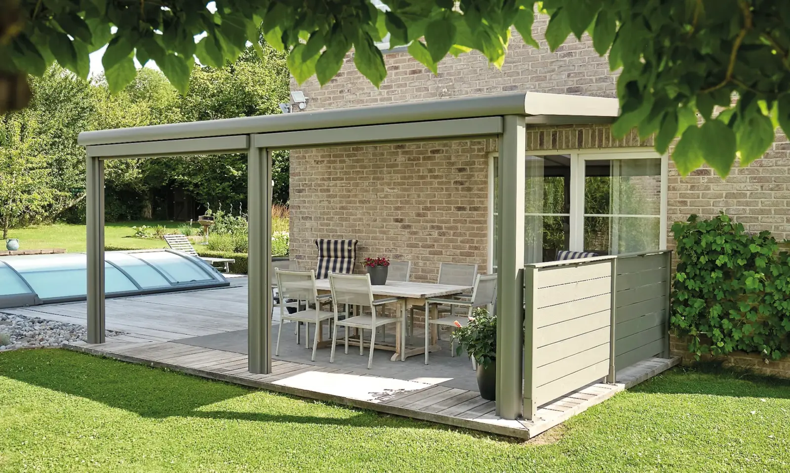 Pergola à toiture fixe